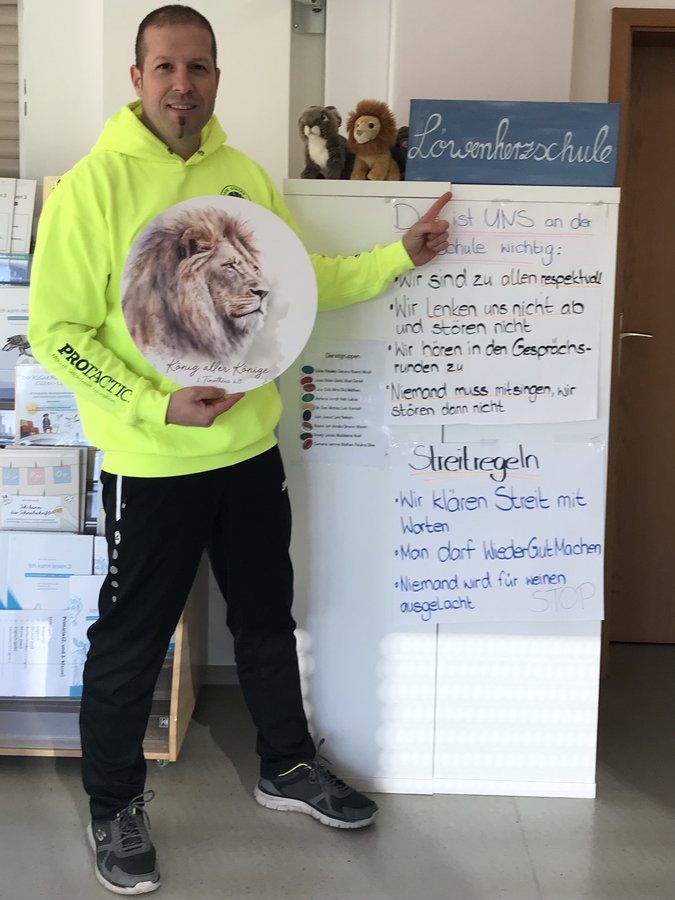 Maik Syring bei einem Gewaltpräventionstraining in der Löwenherzschule Ludwigsburg